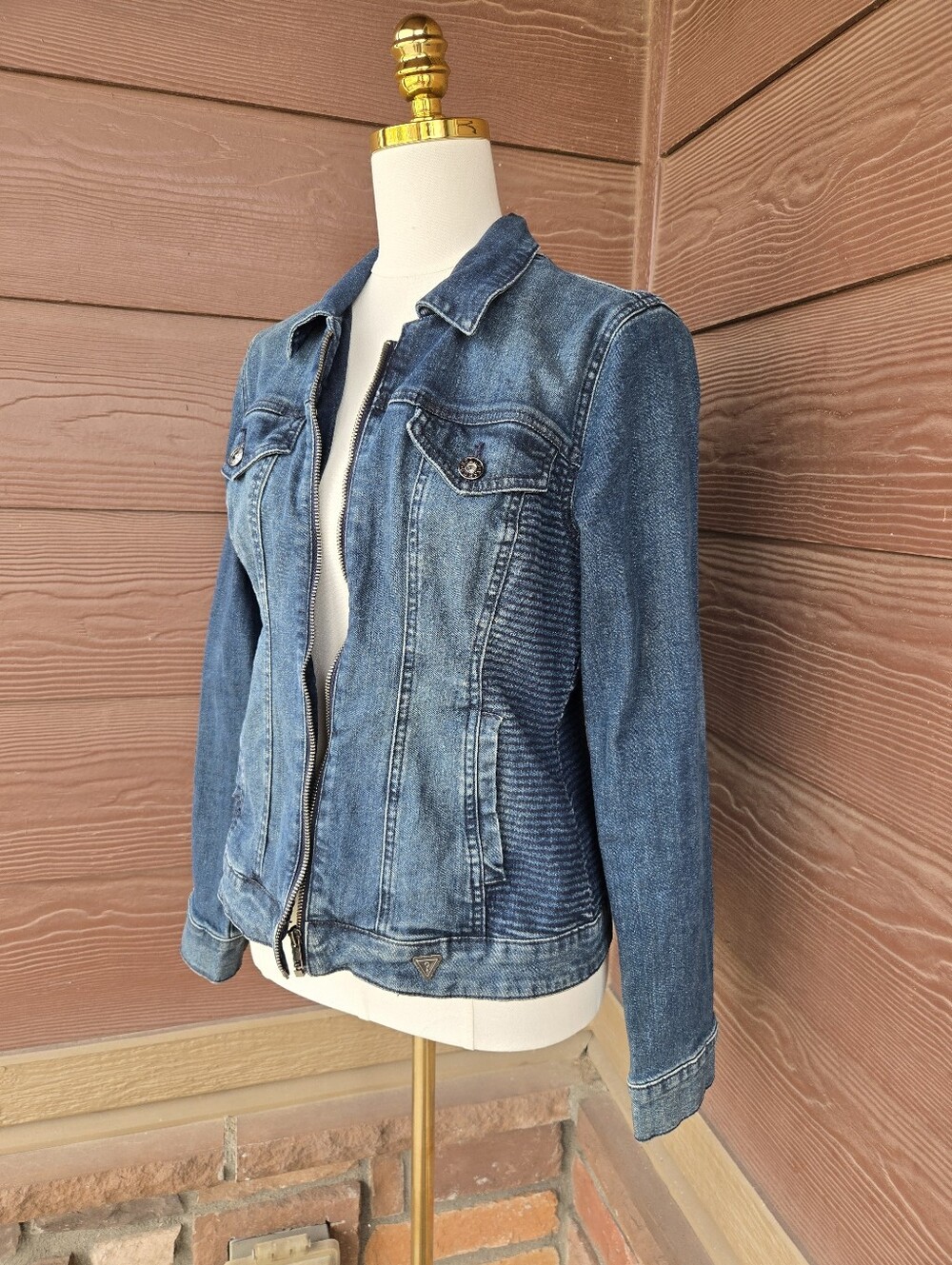 GUESS Blue Denim Zip‑Front Jean Jacket – Women’s Size Large (Fits Medium)